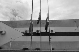 Bandeiras a meio mastro na Câmara de Vereadores de Dourados. (Foto: Câmara de Vereadores)