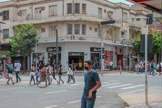 Utilizando máscaras para reduzir danos da covid-19, moradores de Campo Grande caminham pelo Centro (Foto: Marcos Maluf)