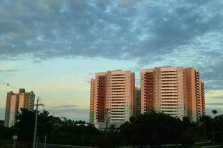 Céu de Campo Grande amanheceu nublado (Foto: Kisie Ainoã)