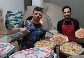Diogo e João logo após produzirem as pizzas no forno a lenha (Foto: Arquivo Pessoal)