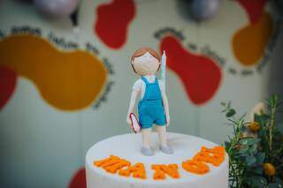Pequeno Manoel com livro na mão foi representado no bolo. (Foto: Hemy Silva). 