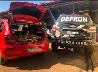 Porta-malas de veículo apreendido abarrotado com entorpecentes (Foto: Divulgação/Polícia Civil)