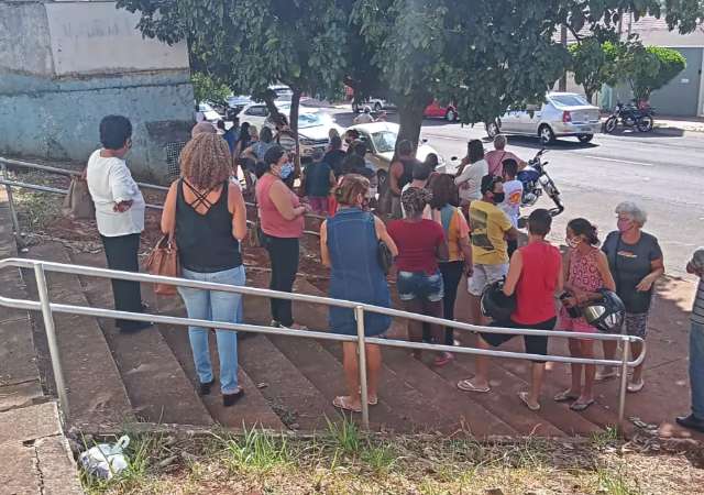 Falta de cadastro ajuda a criar filas e espera nas unidades de vacinação