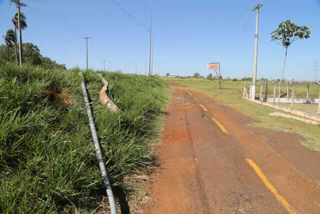 Dois ficam em estado grave após Corsa capotar na Nasri Siufi