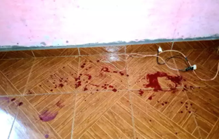 Marca de sangue em imóvel onde vítima foi atacada a facadas. (Foto: MS Todo Dia)