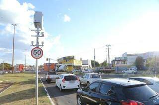 Veículos e fiscalização eletrônica na Avenida Capital com Coronel Antonino. (Foto: Kísie Ainoã)
