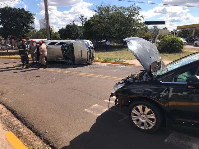 Hilux capota e condutor deixa ve&iacute;culo pela janela ap&oacute;s colis&atilde;o na Mato Grosso