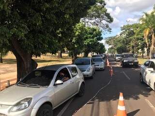 Uma fila exclusiva foi montada na Avenida Mato Grosso para não prejudicar o tráfego (Foto: Ana Paula Chuva)