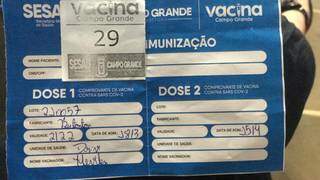 Senhas foram distribuídas para vacinação no Guanandizão. (Foto: Direto das Ruas)