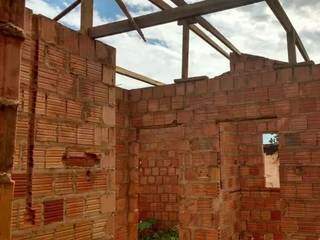 Casa inacabada erguida por ONG alvo de operação nesta sexta-feira. (Foto: Arquivo/Campo Grande News))