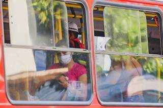 Passageiros dentro de ônibus em Campo Grande (Foto: Marcos Maluf)