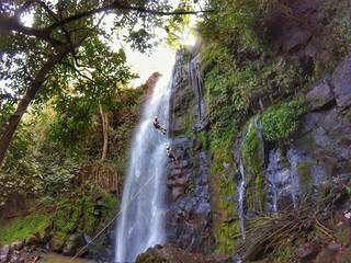 Rapel na Cachoeira do Inferninho, um dos atrativos da extensa lista de opções de turismo de natureza em Campo Grande (Foto: Reprodução)