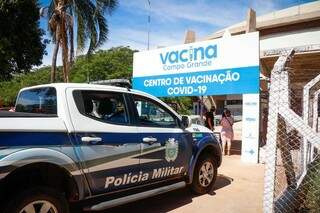 Policiais Militares em um dos pontos de vacinação de Campo Grande instalado no ginásio Gunandizão (Foto: Henrique Kawaminami)