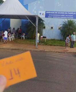 Na UBS Vila Nasser, foram 87 senhas distribuídas e anúncio de que a vacina acabou foi dado antes das 3h da tarde.  (Foto: Direito das Ruas)