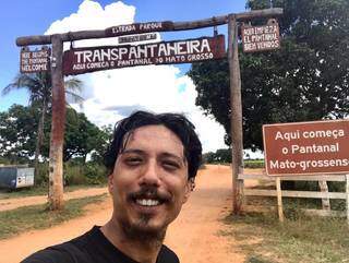 Thiago passando pela Transpantaneira, onde &#34;começa o Pantanal&#34;, (Foto: Arquivo Pessoal)