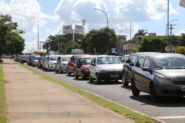 Fila no drive thru d&aacute; volta no Parque Ayrton Senna e espera &eacute; de 4h pela vacina