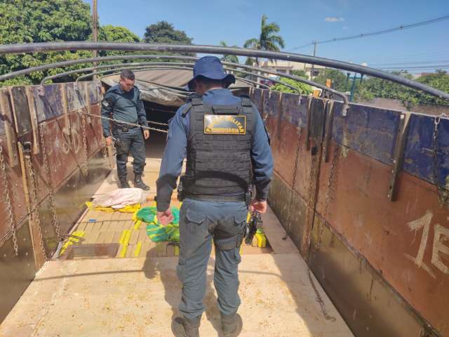 Traficante &eacute; preso transportando 744 quilos de maconha sob o assoalho de carreta