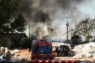 Incêndio atinge usina de reciclagem na rodovia BR-080, saída para Sidrolândia Incêndio atinge usina de reciclagem na rodovia BR-080, saída para Sidrolândia