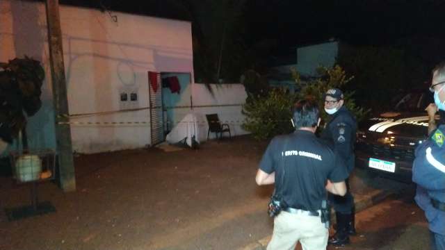 Jovem &eacute; surpreendida por carro prata e executada a tiros em frente de casa 
