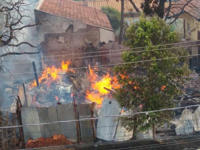 Barraco de madeira &eacute; tomado pelo fogo e assusta moradores do Jardim Itatiaia