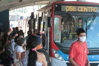 Movimentação de passageiros em ponto de ônibus da Capital (Foto: Arquivo)