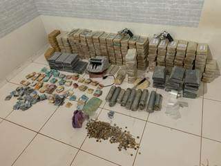 Cocaína, dinheiro vivo e máquina de contar cédulas foram apreendidos. (Foto: Divulgação)