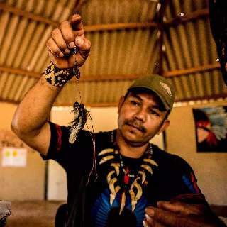 Livro preserva linguagem de sinais ind&iacute;gena, que &eacute; diferente da Libras