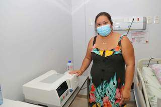 Ana Carla já sabe manusear máquina que fará a diálise de Gustavo em casa. (Foto: Paulo Francis)