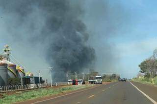 Inc&ecirc;ndio atinge usina de reciclagem na rodovia BR-080, sa&iacute;da para Sidrol&acirc;ndia 