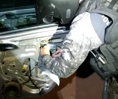 Traficante tenta fugir, mas &eacute; preso com maconha em HB20