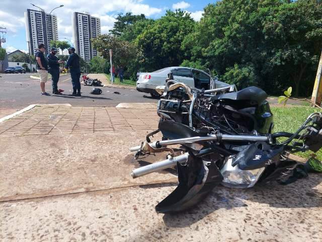Acidente entre motocicletas e Passat na Via Parque deixa dois em estado grave