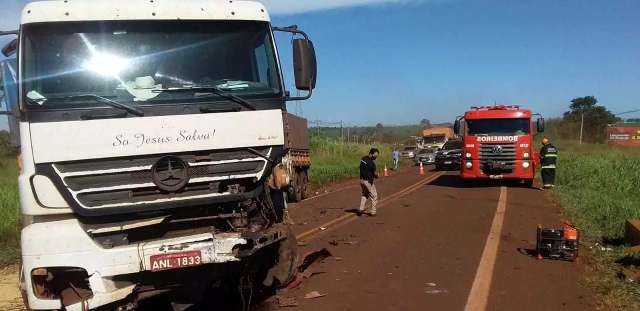 Morre no hospital jovem que bateu autom&oacute;vel em carreta carregada com soja 