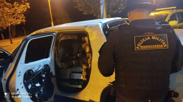 Homem &eacute; preso com 1 tonelada de maconha em Fiat Toro 