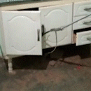 Mexendo em armário de pia, mulher encontra cobra em gaveta