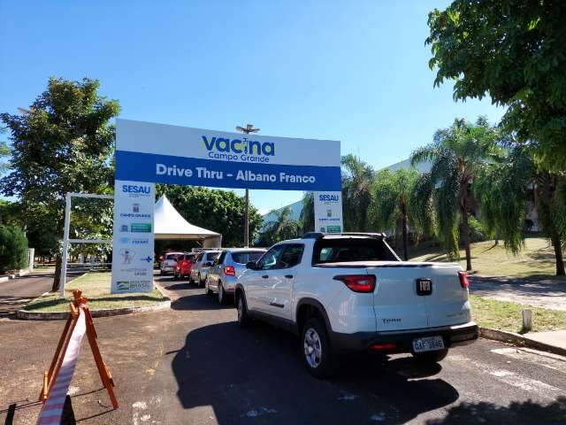 Albano Franco tem fila para vacina, mas andamento está rápido neste sábado