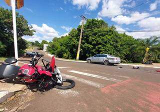 Acidente entre carro e duas motocicletas foi na tarde deste sábado, na Avenida Via Parque. (Foto: Aletheya Alves)