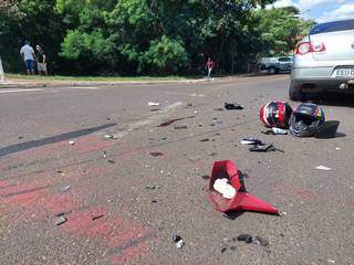 Capacetes ficaram no asfalto após acidente grave. (Foto: Aletheya Alves)