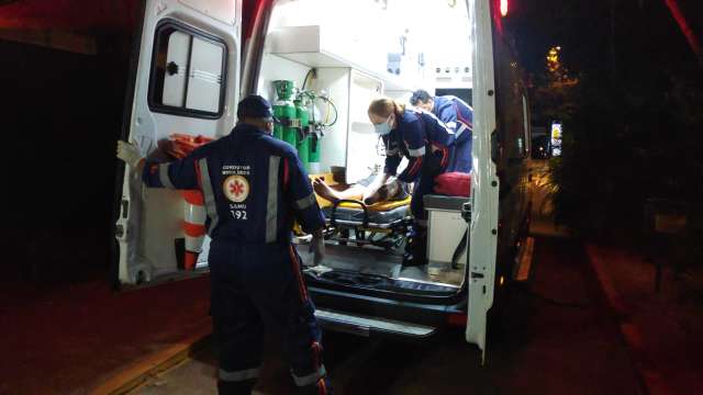 Jovem &eacute; baleado com 5 tiros e vai para hospital em estado grave ap&oacute;s atentado 