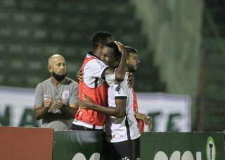 Jogadores comemoram no fim de partida realizada na noite deste domingo (11). (Foto: Agência Corinthians )