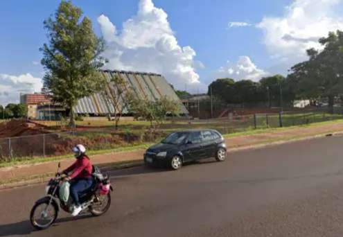 Armado de pistola, servidor &eacute; preso depois de atirar contra telhado de escola
