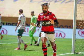 Gabigol comemorando o gol de empate do rubro-negro no primeiro tempo da partida (Foto: C.R. Flamengo)