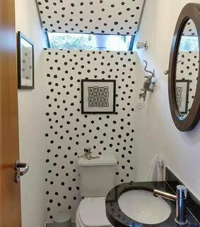 Banheiro minúsculo embaixo de escada ganhou transformação surpreendente (Foto: Arquivo Pessoal)
