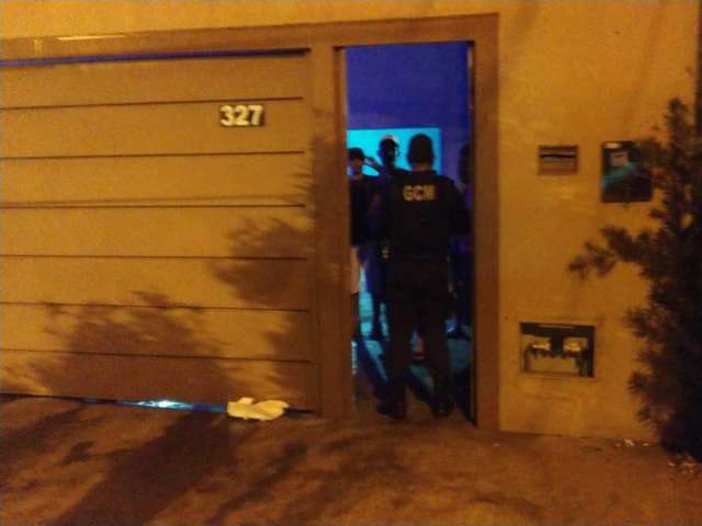 Fiscais flagram duas festas clandestinas e 160 pessoas furando toque de recolher