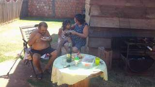 Sarah almoçando no colo da avó Tânia Mara (Foto: Arquivo Pessoal)