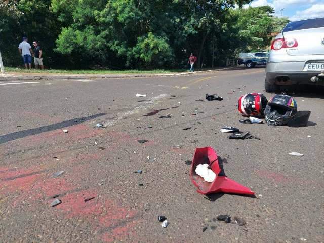 Motociclistas atingidos por Passat seguem internados em estado grav&iacute;ssimo
