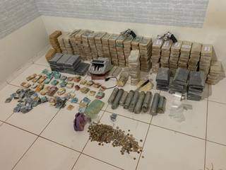 Cocaína, dinheiro vivo e máquina de contar cédulas foram apreendidos na noite de sexta-feira. (Foto: Divulgação)