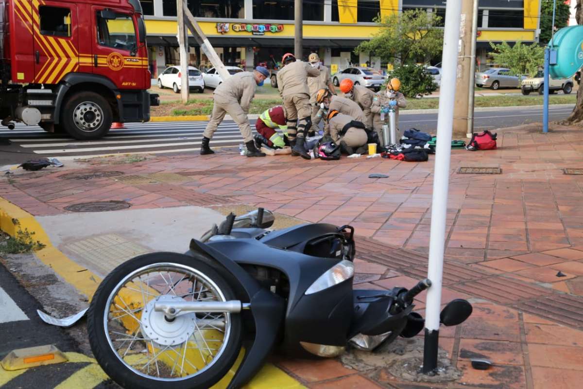 Mulher bate moto em carro e morre em avenida de Cuiabá