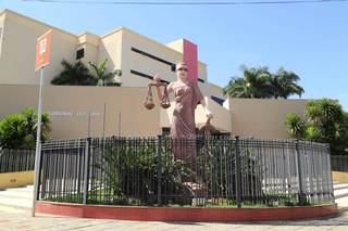 Monumento da Deus da Justiça que fica no Fórum de Campo Grande, onde a audiência de custódia vai ocorrer. (Foto: Kísie Ainoã)