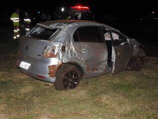 Gol conduzido por motorista bêbado ficou destruído após capotar em rotatória (Foto: Direto das Ruas)