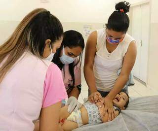 Criança sendo vacinada, na Capital, em campanha anterior (Foto: Kísie Ainoã/Arquivo)
